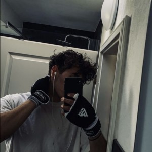 Xtudr - EsclavoFacesitting: Me flipan los pies, estaría lamiendo pies sudaos y zapas todo el día. Busco amo que se siente en mi cara horas, ...