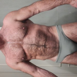 Xtudr - Silver-back: 60 tacos. 1’70 cm. 73 kg. Velludo pecho y espalda. Musculado. Calvete y canoso. Soy muchas cosas mas pero, a los efecto...