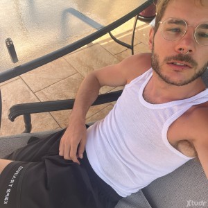 Xtudr - DOMxSUB: Tired of annoying and pretentious people.
Looking for submissive dog, loyal and obedient
Present yourself with your photo a...