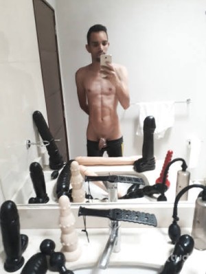 Xtudr - Charslz: Foot fetishist, I like the party, fisting, and always having a dick inside my ass.