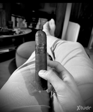 Xtudr - CigarDOM: Dominante, directo, con cabeza, nuevo en BCN. 
Entre otras cosas, quiero fumarme un buen puro mientras me la comes. 
- No ...