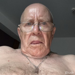 Xtudr - jy6fabit: Older sub not experienced. Want someone to teach him. Uses a wheelchair to get about but legs are the only part that doesn...