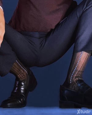 Xtudr - sheersocks: Chavo con gusto por los sheersocks, hombre en ropa formal.
Caricias en los pies en publico, fotos y un poco el exhibicio...