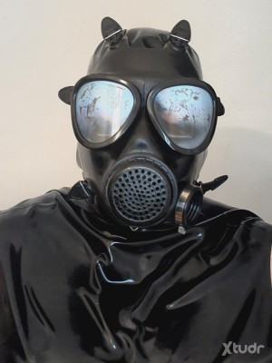 Xtudr - rubberstiefel: 49, Madrid. Busco hombre activo, con buen rollo, morbo. No busco necesariamente ni amo ni esclavo, prefiero conocer g...