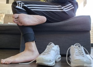 Xtudr - MasterFeet: My passion is to have a good submissive at my feet, smelling them and licking them for hours. I don't want him to be in ...