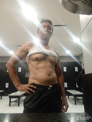 Xtudr - jorgeniloalmazan: Dark-skinned black horny guy looking for similar friends