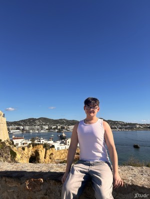 Xtudr - pablitooo: Your feet stink, a lot? Give them to me in the face, I'm quite submissive. I let myself be humiliated without limits.