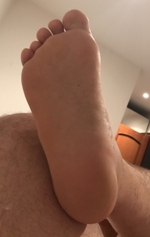 Xtudr - LamepiesSumisoBcn: Fat submissive man. I like to eat feet and be dominated. And if you know martial arts to dominate me better that'...
