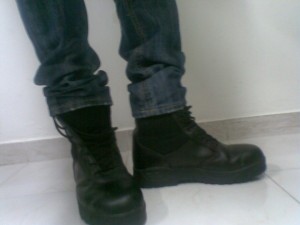 Xtudr - calibootman: Young man from Cali interested in meeting people with similar tastes.