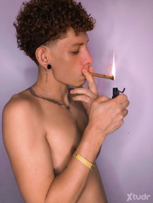 Xtudr - BeLazardi: Soy un chico nuevo en este mundo de la sumisión tuve una experiencia con un Amo y quedé con la intriga de saber más, soy ...