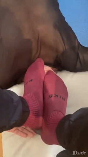Xtudr - Pisametodobcn: Amante de los pies, deseando ser la alfombra humana de unos buenos pies, tener pies en calcetos bien sudados en mi ca...
