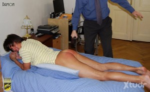 Xtudr - AZOTES_: I'm not gay, I'm not looking for sex. I'm looking for a man or woman who likes spanking. I'm Dominant.