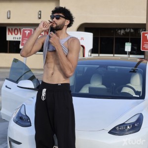 Xtudr - jeffisinla: 6’9” FROM BROOKLYN,NY🗽Just moved 2 LA LOOKING FOR FRIENDS… ALSO currently looking for a job who’s the plug😭📍Someone take...