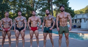 Cinco amigos  hetero de 35 años de Valencia han ido a hacer barranquismo en el Júcar a la Sierra de Cuenca, cerca de Villalba. En el día de descanso se muestran en bañador  posando para una foto delante del pequeño hotel que los acoge y junto a la piscina. Son musculosos y llevan grandes tatuajes. 