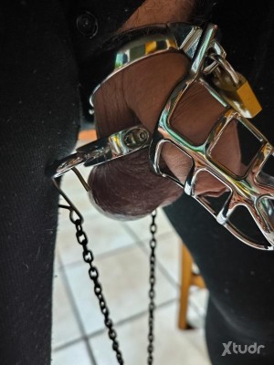 Xtudr - Lupi: I love the piss, putting weight on my balls, that they stretch them.