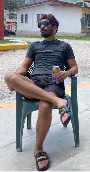 Xtudr - esclavobrasileño: Domestic slave, very servant, public humiliation, foot licker, footrest.