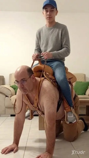 Xtudr - Pony_Slave: Pony Slave Remón.
El esclavo de las fotos es real. Si estás interesado, ponte en contacto. 