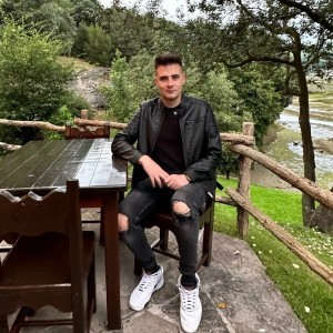 Xtudr - PerroJvn: I'm looking for a permanent dominant man 24/7.