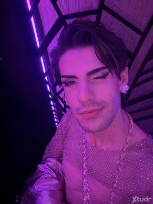 Xtudr - Slap: Dominant slender man looking for submissive who enjoys humiliation, slaps, foot fetish... and more. Shoe size 43. 
The photos ...