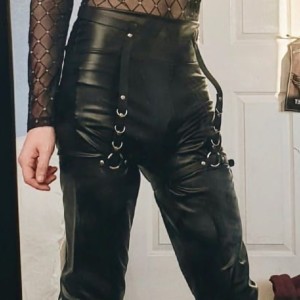 Xtudr - puta_sumisa: I'm looking for a DOMINANT MAN, MACHO who likes to humiliate and subdue in public, to invite him out to dinner, or some...