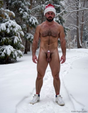 La Navidad. Papá Noel es un hombre de 35 años, atleta, delgado con músculos muy marcados y definidos, está delgado y es muy varonil, tiene barba abundante blanca abundante. Tiene el gorro de papá Noel, está totalmente desnudo enseñando su musculatura de atleta y está bronceado, está entre nieve pero no frío, tiene abundante vello blanco por todo su cuerpo que cubre sus músculos de los pectorales el abdomen y cubre sus piernas. Tiene sandalias blancas en sus pies. Tiene barba abundante blanca de papá Noel. Es el Papá Noel del año 2025, con mucha alegría y mucho sexo gay. Aspecto muy masculino, salvaje. Tiene un pene erecto de 20cm de longitud y 8cm de diámetro. Tiene barba de pelo blanco y tiene mucho vello de color blanco por todo el cuerpo. El hombre Papá Noel está delgado y musculoso y peludo sobre la nieve mientras cae nieve y su pene erecto se mueve sobre sus testículos. Su pene está a la vista. Está totalmente desnudo. Tiene los músculos flexionados y tensados con los brazos hacia arriba tensión a dos
