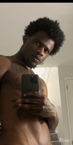 Xtudr - Dominican_Macho: Dominicano en Madrid, España. Macho dominante, gran verga, lechero y con mucho disfrute. Busco sumiso con culo trag...