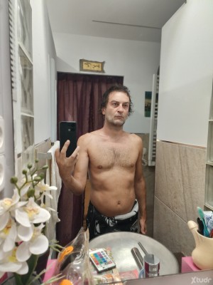 Xtudr - ApartirD18cm: Hello! .. I'm a guy from Madrid, 180 cm tall, 70 kg, 19 cm and 43 shoe size... I'm versatile psv 70/30. I'm into bareb...