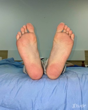 Xtudr - HetCastigable: Chico hetero buscando contactos para hacer sesiones de castigos en mis pies incluyendo ataduras.