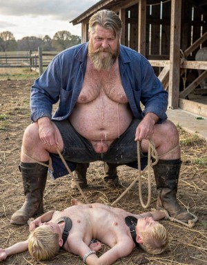 Un hombre maduro de 60 años, con una estatura imponente y un cuerpo enorme, se encuentra en una cuadra de una granja de campo. Su barba está cuidada y bien definida, lo que realza su aspecto varonil. Lleva un mono de trabajo azul abierto, que deja al descubierto su torso musculoso desde el cuello hasta su gran pene duro con las venas marcadas meando a los chicos, que es el centro de atención. Sus brazos fuertes y piernas musculosas están a la vista, y viste un par de botas altas de montar a caballo que le dan un aire de autoridad y dominio. En una de sus manos, sostiene una cuerda para atar ganado, lo que sugiere su conexión con el trabajo en la granja.

A sus pies, hay dos chicos jóvenes completamente desnudos con pelo rubio corto y cuerpos muy delgados. Llevan grandes collares negros alrededor de sus cuellos como mascotas, lo que les da un aspecto de sumisión. Están atados de pies y manos juntas con cuerdas, lo que limita su movilidad y los mantiene en una posición vulnerable. Los chicos están tendidos boca abajo en el suelo, con sus culos húmedos a la vista, lo que sugiere una situación de explotación y control. La escena es intensa y llena de tensión, con el hombre maduro ejerciendo su dominio sobre los dos chicos más jóvenes. La imagen es hiperrealista, con detalles de alta calidad que capturan la textura de la ropa, la piel y el entorno rural.