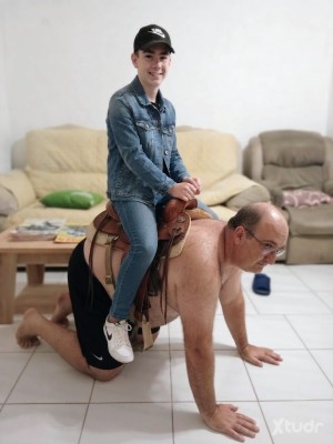 Xtudr - Pony-Slave: El esclavo de las fotos es real. Si te interesa, ponte en contacto.
El esclavo Remcrig se convirtió en un animal para el...