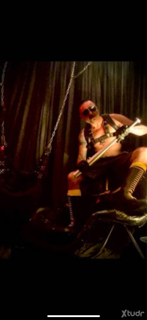 Xtudr - LEATHERKBRON: MASTER • HANDLER • BDSM • PUPPY PLAY …
LEATHER • RUBBER • SKIN  & SMOKER LOVER
SIN UNA PUTA FOTO, DUDO QUE TE CONTESTE...