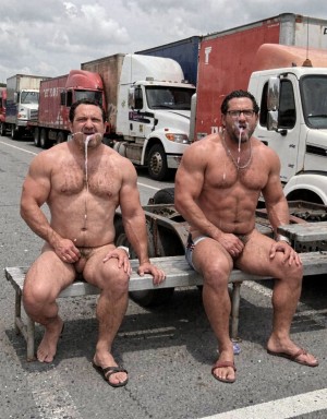 en el kilómetro 100 de la carretera de Valencia los camiones están aparcados en el área de servicio, detrás de ellos camioneros corpulentos desnudos y tremendamente musculosos se practican la felación eyaculando en sus rostros y bocas. 