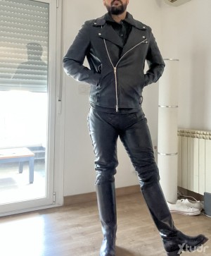 Xtudr - leathermasc: dominante todo depende de la persona. 
Interesado en cuero, zapas etc