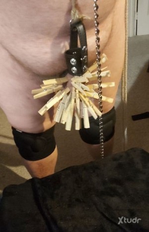 Xtudr - slavejames: Un esclavo con aspecto de buscando algo