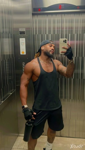 Xtudr - SamXXL: Latino Scort XXL Dark-skinned man