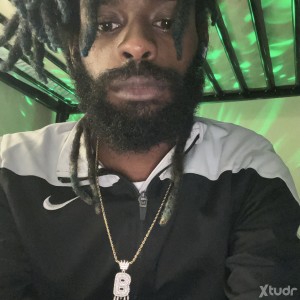 Xtudr - bigwood: 4:20 laid back n looking for generous bottom send pics 