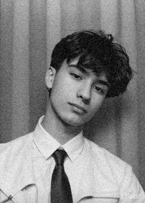 Xtudr - sumiso_-_: I'm reserved about some topics, sometimes I dream on the edge of what I really am 😅😭