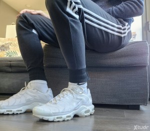 Xtudr - MasterFeet: My passion is to have a good submissive at my feet, smelling them and licking them for hours. I don't want him to be in ...