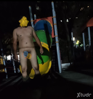 Xtudr - Exhib_ver†94: Soy neutro con gustos exhibicionistas, buscando un Amo discreto para experimentar la sumisión. No tengo experiencia. Q...