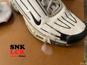 Xtudr - SNKLCK: Soy un esclavo de las zapatillas de deporte. Esclavo de zapas. Lamerlas, olerlas, es mi pasion.