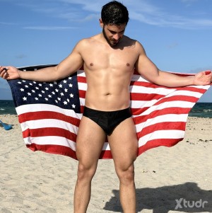 Xtudr - jesusi09: Calm guy, sincere and wanting to meet someone special to share good moments.