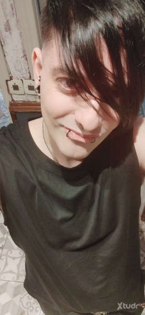 Xtudr - _slave26_: Me llamo Gabriel. Treinta y cinco inviernos, un metro setenta y ocho de insolencia con acento madrileño y la mala costumb...
