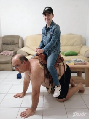 Xtudr - Pony-Slave: El esclavo de las fotos es real. 
El esclavo Remcrig se convirtió en un animal para el amo colombiano Andrés, su juguete...