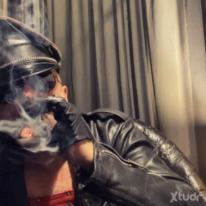 Xtudr - LEATHERKBRON: MASTER • HANDLER • BDSM • PUPPY PLAY …
LEATHER • RUBBER • SKIN  & SMOKER LOVER
SIN UNA PUTA FOTO, DUDO QUE TE CONTESTE...