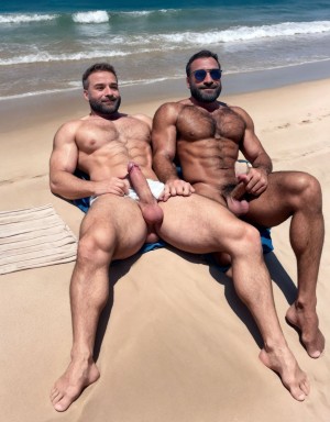Fotografía ultra alta definición para imágenes 4K: dos hombres de 35 años de edad están tumbados sobre sus toallas en la playa, son delgados, tienen músculos muy definidos y fibrosos, están delgados, están totalmente desnudos con mucho vello por todo el cuerpo, sus testículos son hermosos y tienen mucho vello, cuerpos sudorosos y bronceados. Los dos tienen hermoso pene. Menean sus gigantes penes fuertemente. Los dos hombres se aman profundamente, están acostados uno al lado del otro  sus cuerpos se ven totalmente completos y sus penes se rozan fuertemente,