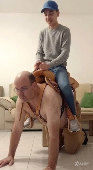 Xtudr - Pony_Slave: Pony Slave Remón.
El esclavo de las fotos es real. Si estás interesado, ponte en contacto. 