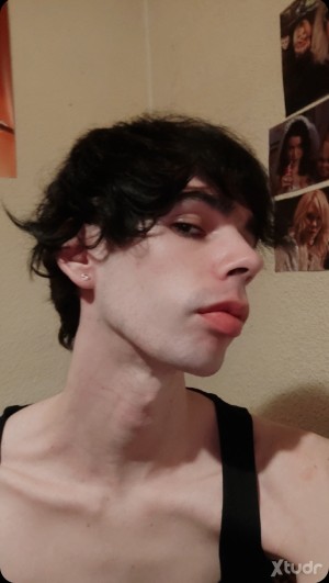 Xtudr - B💎: Big penis top looking to be converted into a submissive by some young guy 😩