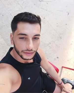 Xtudr - Lary123: I'm looking for a dominant man, I want to kiss his feet and have him pee in my mouth.