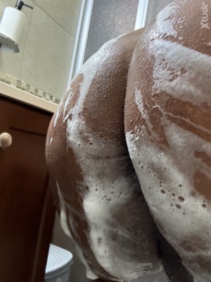 Xtudr - dlestrangeslave: Me gustaría un amo para servirle, me encantan los pies, golden shower y que me entren los pezones y el culo