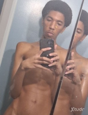 Xtudr - Helovequay: Im looking for good vibes cool people this a pay phone not play phone text me if you live in newark nj or drive 